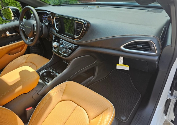 Chrysler Pacifica cena 352887 przebieg: 107, rok produkcji 2023 z Biecz małe 667